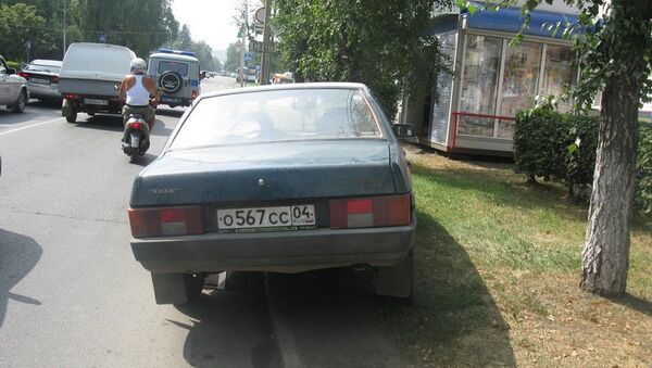 Парковка транспортных средств на газонах в Горно-Алтайске
