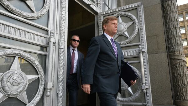 Посол США в России Майкл Макфол выходит из здания Министерства иностранных дел в Москве. Архивное фото