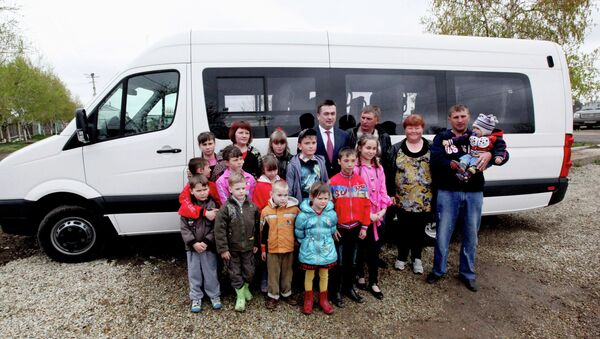 Губернатор Приморья подарил многодетной семье Кузьменко автобус