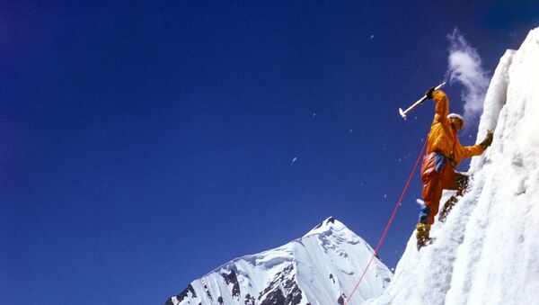 Восхождение альпиниста. Архивное фото