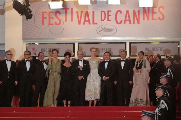 Гости 66-го Каннского кинофестиваля на ступеньках Дворца фестивалей в Каннах