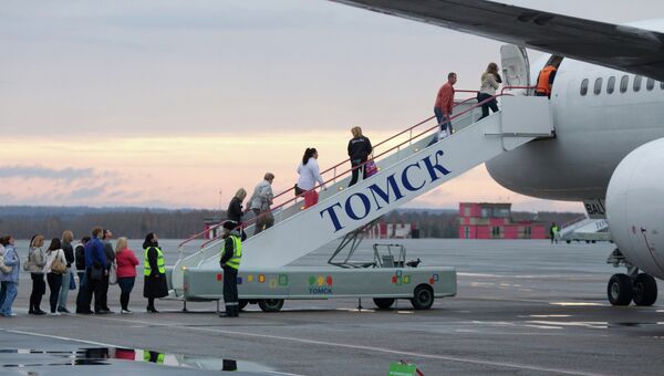 Самолет в аэропорту Томска, архивное фото