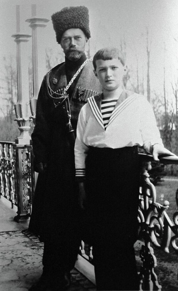 Император Николай II с сыном Алексеем