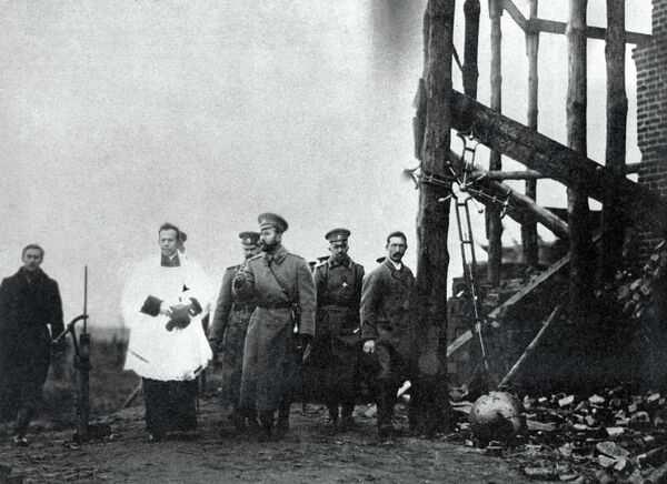 Император Николай II осматривает район боевых действий