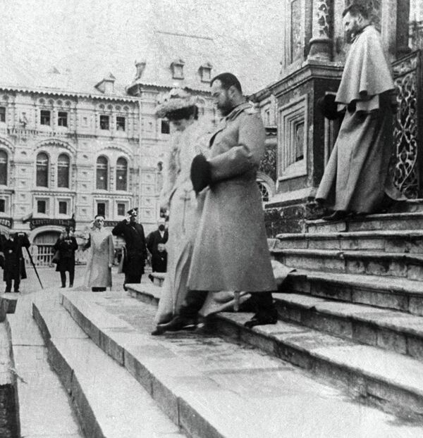 Николай II с женой выходят из собора Василия Блаженного