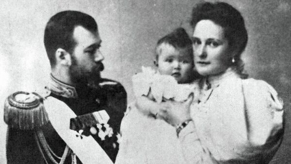 Император Николай II с женой Александрой Федоровной и дочерью Ольгой. Архивное фото