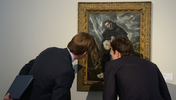 Посетители у картины Эль Греко Святой Доминик в молитве на выставке аукционного дома Sotheby's произведений русского и европейского искусства