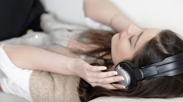 Девушка слушает музыку в наушникх