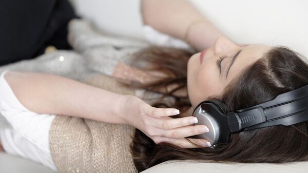 Девушка слушает музыку. Архивное фото