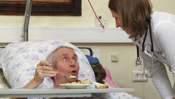 Пациент Первого московского хосписа разговаривает с врачом во время еды
