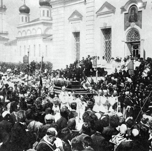 Николай II и члены императорской фамилии переносят святые мощи преподобного Серафима Саровского