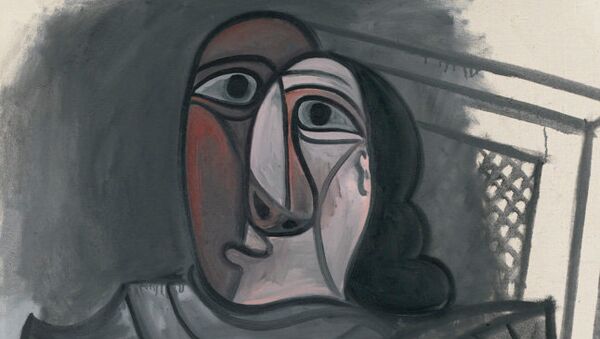 Пабло Пикассо. Сидящая женщина в сером платье
