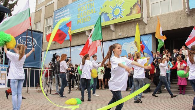 Выступление под гимн Евразийского экономического форума молодежи