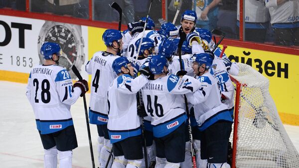 Хоккеисты сборной Финляндии радуются победе в матче со Словакией