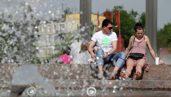 Горожане отдыхают у фонтана около станции метро Кузьминки