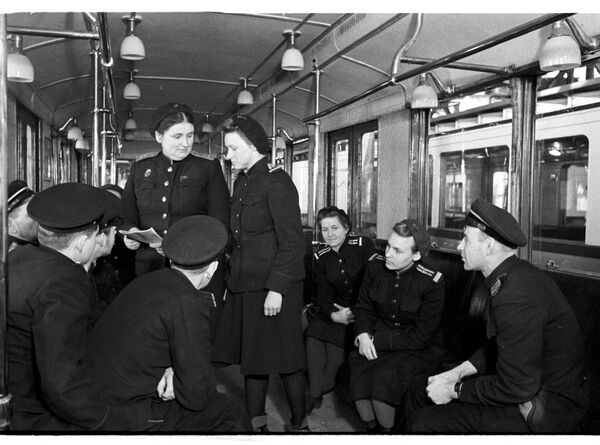 1949 год. Машинист метро Е.Д.Мишина со своей бригадой. 1949 год. Машинист метро Е.Д.Мишина со своей бригадой.