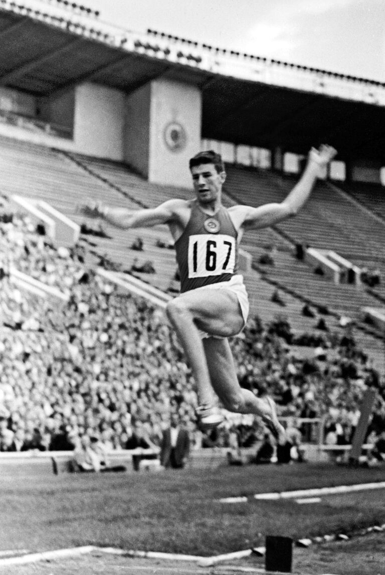 Советский спортсмен И.Тер-Ованесян в момент соревнований Советский спортсмен И.Тер-Ованесян в момент соревнований