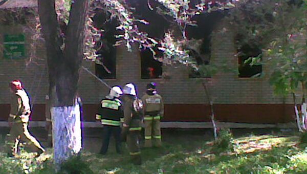 Сотрудники МЧС работают на месте пожара на территории поликлиники в городе Энгельс Саратовской области