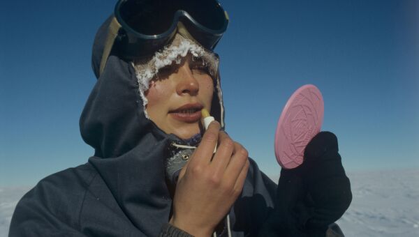 Участница женской антарктической экспедиции Метелица на досуге