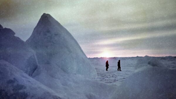 Полярники среди ледяных торосов. Архивное фото