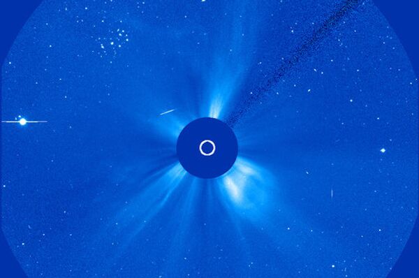 Корональный выброс на Солнце 17 мая 2013 года на снимках коронографа LASCO C3 спутника SOHO