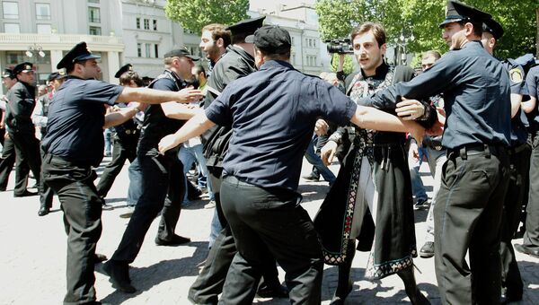Полиция пресекает стычку защитников прав сексуальных меньшинств и их противниками в Тбилиси