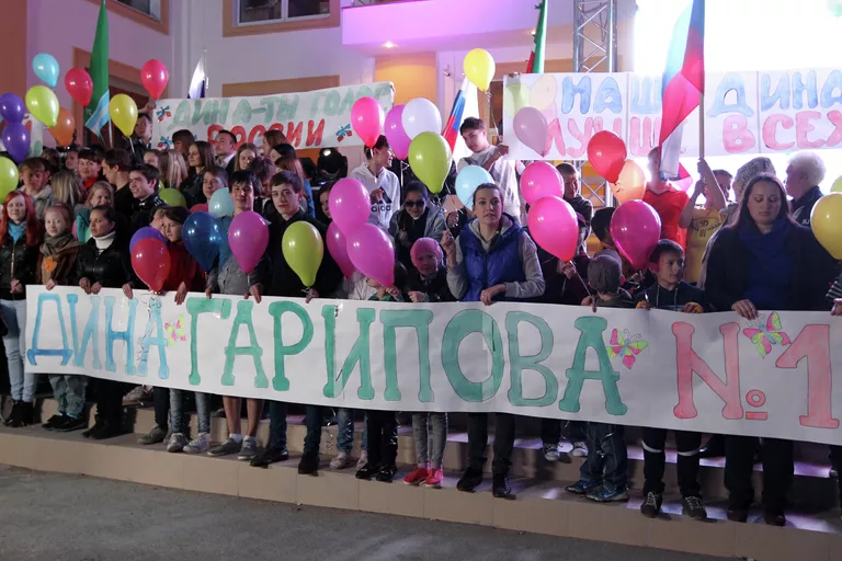 Россияне смотрят выступление Дины Гариповой в финале Евровидения Россияне смотрят выступление Дины Гариповой в финале Евровидения