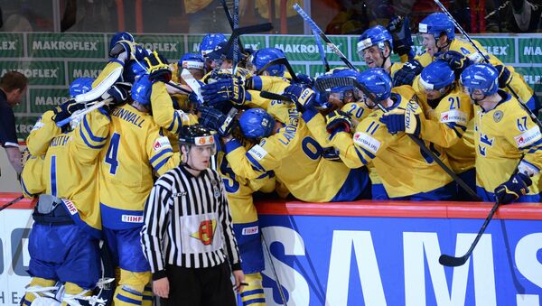 Хоккеисты сборной Швеции радуются победе на чемпионате Мира