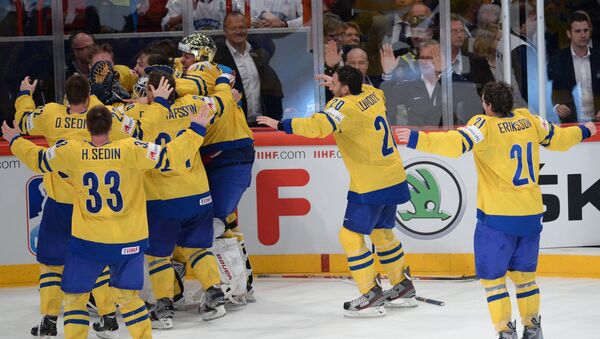 Хоккеисты сборной Швеции радуются победе в финальном матче Чемпионата мира