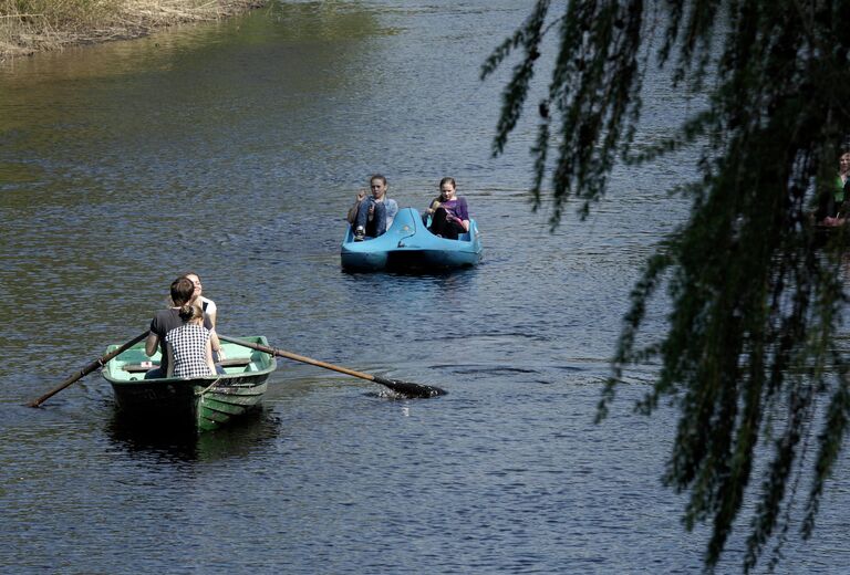 Прогулки по воде на лодке и катамаране