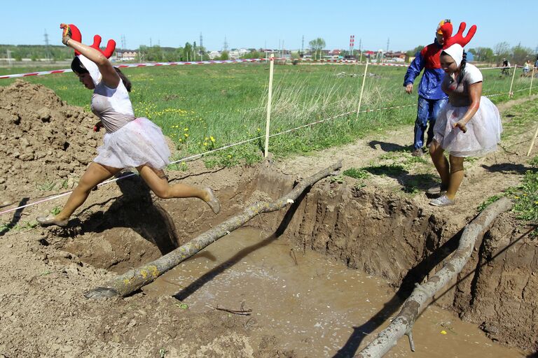 Участники соревнований Грязный бег - 2013, прошедших неподалеку от Мамадышского тракта в Казани