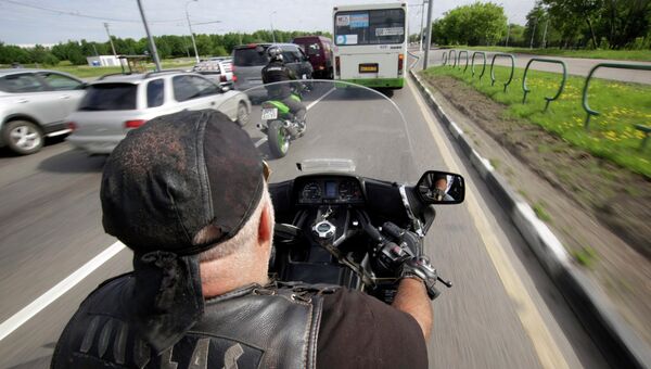 Мотоциклисты едут по выделенной полосе для общественного транспорта