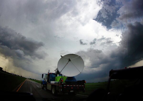 Радар Доплера отслеживает скорость торнадо в Канзасе, США