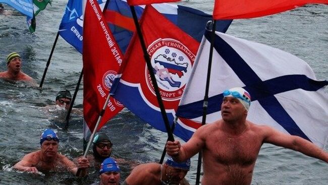 Заплыв в холодной воде во Владивостоке