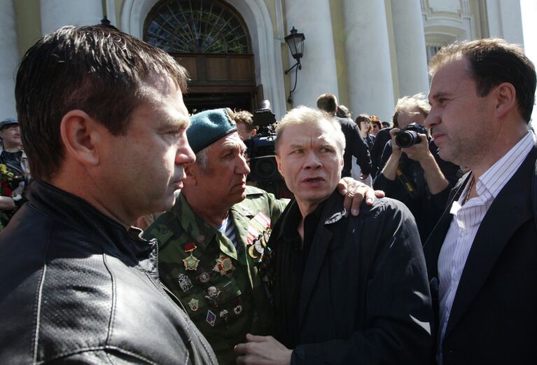 Актер Александр Баширов во время прощания с режиссером Алексеем Балабановым у Князь-Владимирского собора в Санкт-Петербурге