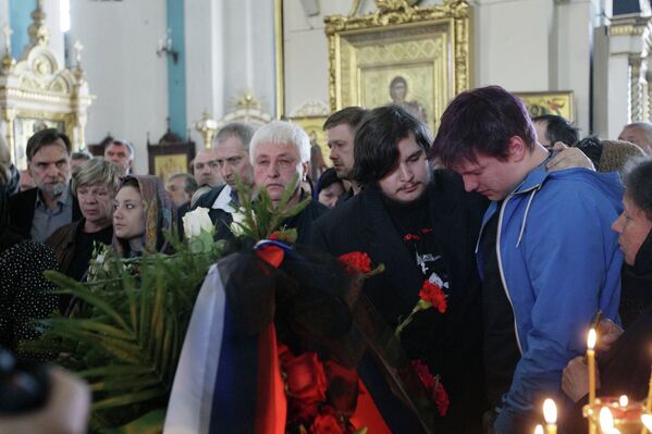 Сыновья режиссера Алексея Балабанова Федор (в центре) и Петр (справа) на отпевании отца в Князь-Владимирском соборе в Санкт-Петербурге.