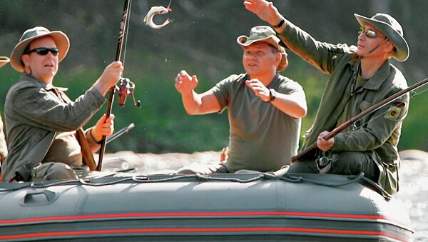 Князь Монако Альберт II, глава МЧС Сергей Шойгу и президент России Владимир Путин во время рыбной ловли в верховьях реки Енисей.