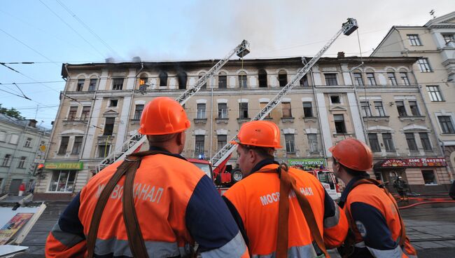 Пожар в выселенном доме на улице Нижняя Красносельская