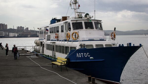 Судно Лотос, используемое для доставки пассажиров на остров Попова во Владивостоке.