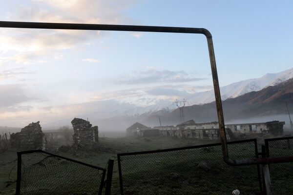 Развалины на окраине села Лермонтово