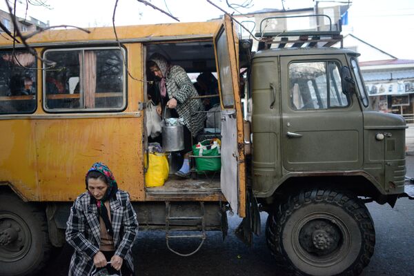 Жительницы села Лермонтово, приехавшие на утреннем автобусе в город продавать молоко