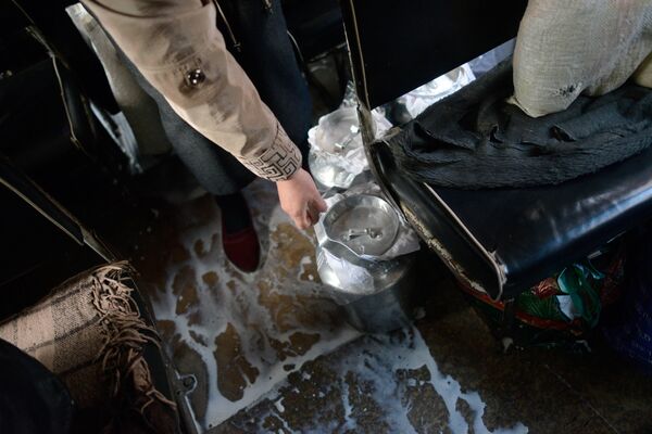 Разлившееся в автобусе молоко, которое везут жительницы села Лермонтово для продажи в город