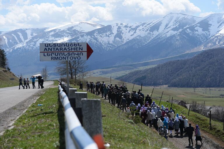 Траурная процессия на кладбище во время похорон пожилой женщины в селе Лермонтово