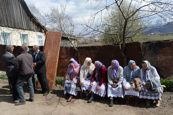 Молокане в ожидании поминального обеда после похорон пожилой женщины на кладбище в селе Лермонтово