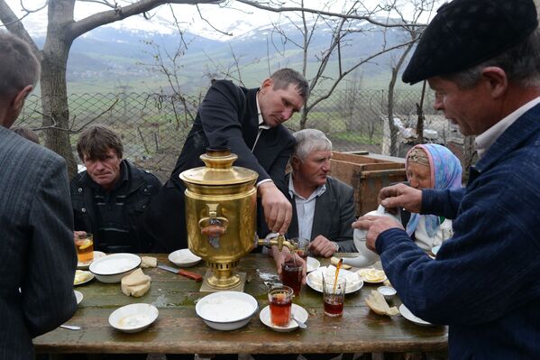 Молокане пьют чай перед поминальным обедом после похорон пожилой женщины в селе Лермонтово