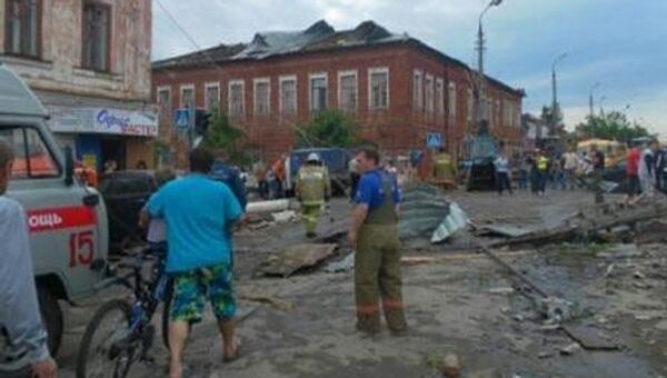 Сильный ветер повредил кровли жилых домов в городе Ефремов Тульской области