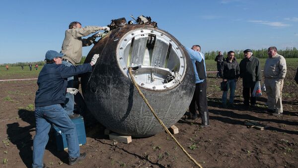 Спасатели работают на месте посадки Бион-1М