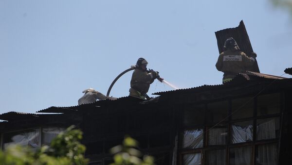 Сотрудники пожарной службы МЧС РФ ликвидируют пожар в жилом доме на улице Чехова в городе Сочи
