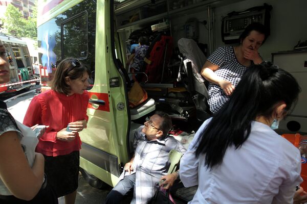 Сотрудница скорой медицинской помощи оказывает первую помощь жильцам