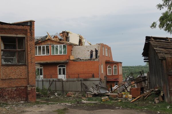 Одно из зданий в городе Ефремове Тульской области, разрушенное смерчем